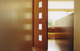 Porte intérieure en bois avec des inserts en verre