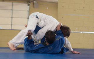 Deux personnes faisant du judo